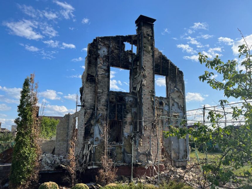 Dez anos após a invasão do Estado Islâmico, cristãos retornam a igrejas em Mosul, reconstruindo suas vidas com ajuda internacional. Foto: Representativa/Pexels.