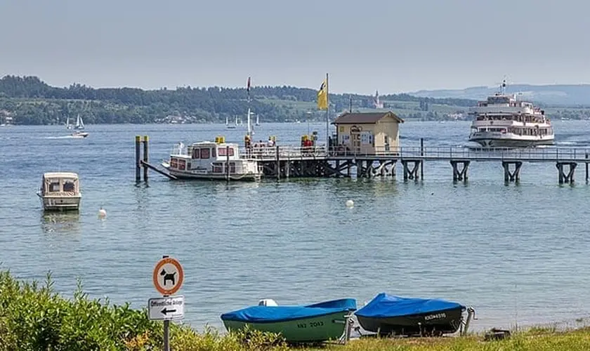 Homem colide intencionalmente com barco de evangelistas na Alemanha, resultando na queda de um jovem no Lago de Constança. Foto ilustrativa: Creative Commons