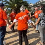 Voluntários da Samaritan's Purse oferecem apoio espiritual e distribuem Bíblias às vítimas de furacão na Geórgia. Foto: Reprodução/Samaritan's Purse