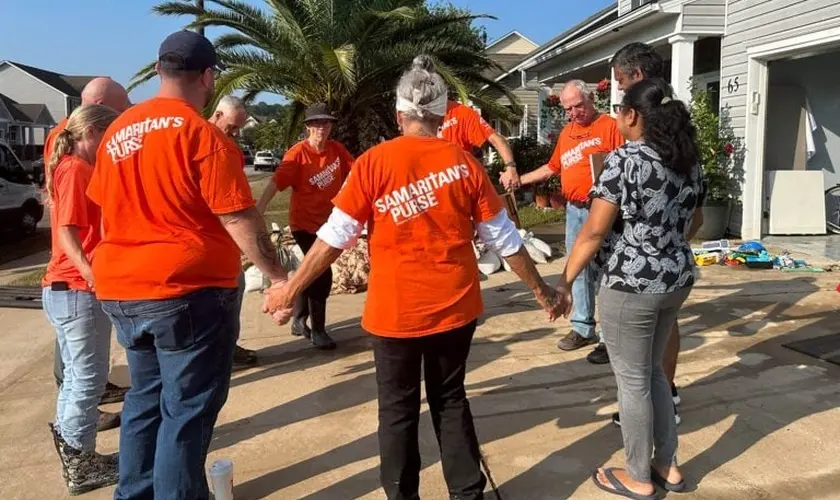 Voluntários da Samaritan's Purse oferecem apoio espiritual e distribuem Bíblias às vítimas de furacão na Geórgia. Foto: Reprodução/Samaritan's Purse