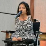 Mulher que nasceu sem os braços inspira com sua história de superação e fé, mostrando que Deus tem um propósito para cada vida. Foto: Instagram/Solyana Loredo Coelho