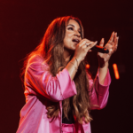 Sarah Beatriz lança "Tu És a Direção", destacando a confiança em Deus e a certeza de estar no caminho certo ao viver sob o propósito de Deus. Foto: Divulgação.