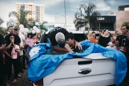 Em Anápolis, mais de 100 pessoas participam de batismo em caminhonetes durante evento público promovido pela Church City. Foto: Divulgação.
