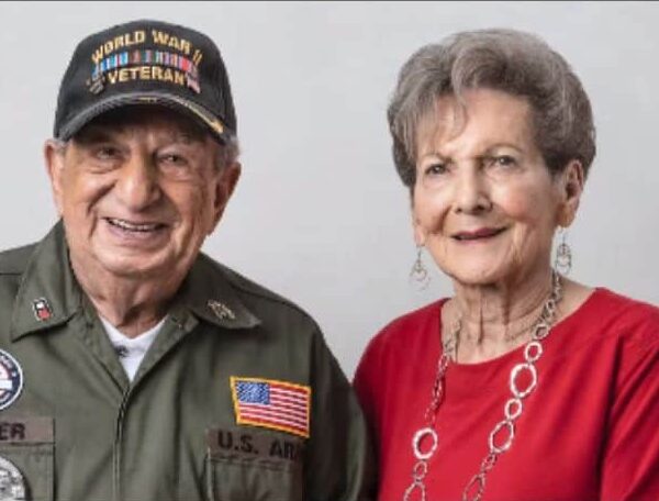 Com 98 anos, um veterano do exército e sua esposa são um verdadeiro exemplo de amor duradouro, celebrando 74 anos de casamento. Foto: Growing Bolder/ Facebook reel.