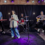 Jana Vitória acaba de lançar o single "Aviva Teu Povo", que traz uma mensagem impactante de súplica pela manifestação do Espírito Santo. Foto: Divulgação.