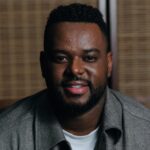 Samuel Messias se apresentará no Mais Encontros em 6 de novembro, no Centro Cultural João Nogueira, Rio de Janeiro, às 18h30. Foto: Divulgação.