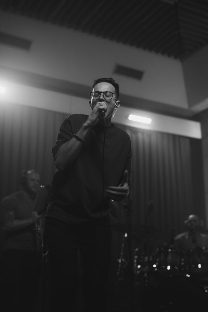 O cantor e compositor Ricarlo Rocha lançou a canção "A Viúva de Naim", inspirada em uma pregação que tocou profundamente o artista. Foto: Divulgação.