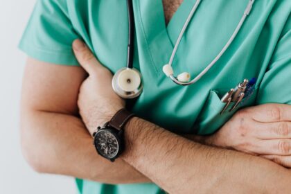 Um ginecologista dos EUA teve sua licença médica revogada após compartilhar sua fé com uma paciente e convidá-la para um estudo bíblico. Foto: Representativa/Pexels.