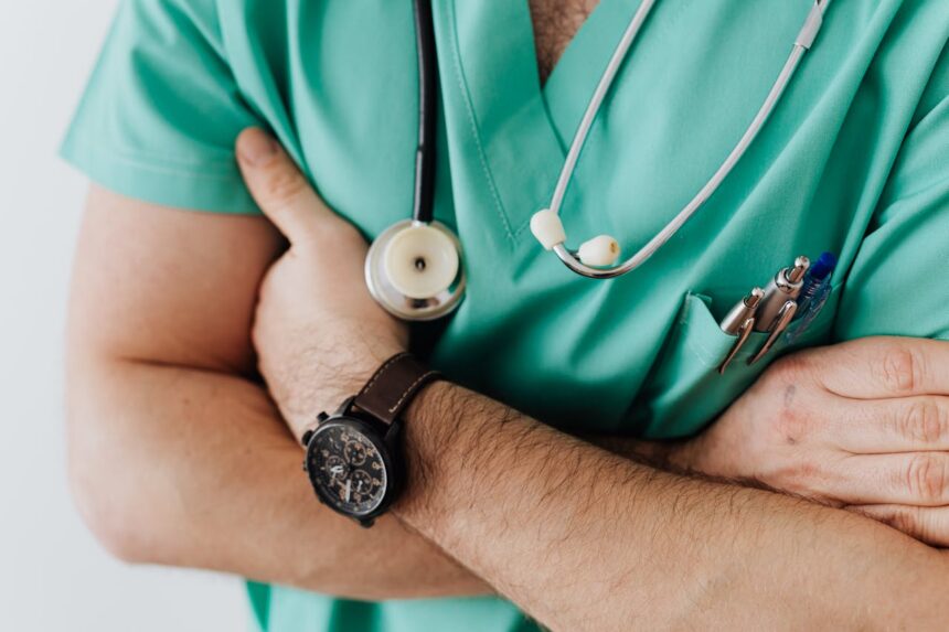 Um ginecologista dos EUA teve sua licença médica revogada após compartilhar sua fé com uma paciente e convidá-la para um estudo bíblico. Foto: Representativa/Pexels.