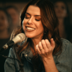 Rachel Novaes lança "Em Teus Braços Estou Seguro", inspirada no Salmo 91, destacando a proteção de Deus nos dias difíceis. Foto: Divulgação.