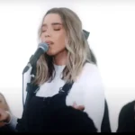 Julliany Souza compartilhou, durante o GloryCast, como o poder do louvor foi essencial para a libertação de seu pai do vício em drogas. Foto: Reprodução/YouTube/Julliany Souza