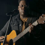 Daniel Guimarães lança "Grito Por Ti", uma canção íntima e carregada de emoção que reflete um dos momentos mais desafiadores de sua vida. Foto: Divulgação.