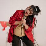 Marcela Taís retorna após quatro anos com "Copinho de Extrato de Tomate", marcando sua estreia na Onimusic com poesia e originalidade. Foto: Divulgação.
