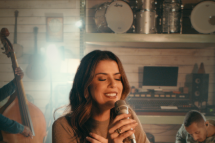 Rachel Novaes, uma das cantoras de maior prestígio da música cristã, lançou recentemente o álbum completo “Ao Vivo nos EUA”. Foto: Divulgação.