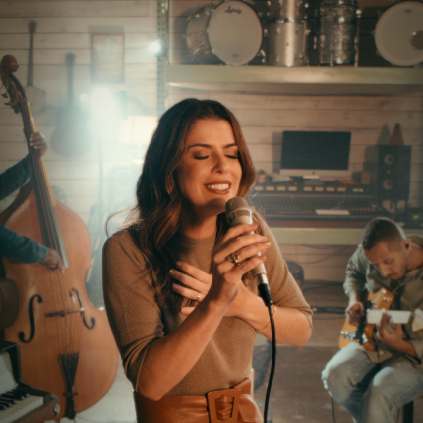 Rachel Novaes, uma das cantoras de maior prestígio da música cristã, lançou recentemente o álbum completo “Ao Vivo nos EUA”. Foto: Divulgação.