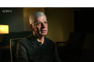 Homem testemunha sua cura de AVC após um grave derrame, alcançada por orações, fé e a intervenção de Deus em sua vida. Foto: Reprodução/YouTube/The 700 Club.
