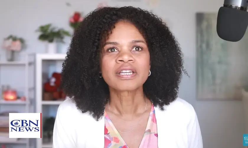Atriz de Hollywood, compartilha seu testemunho de conversão e alertou sobre os perigos do envolvimento com o ocultismo e a Nova Era. Foto: Reprodução/CBN News.