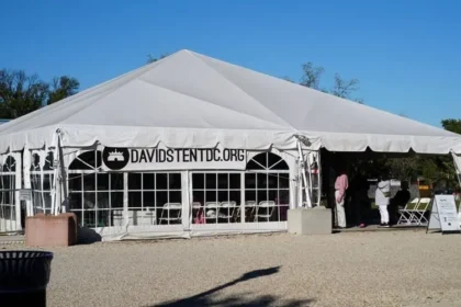Um protesto pró-Palestina gerou tensão em frente à Tenda de Davi, uma casa de oração cristã localizada em Washington, D.C., nos EUA. Foto: Reprodução/Facebook/David's Tent DC