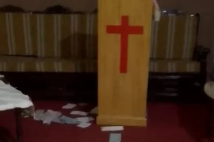 Pastor impede ataque a igreja no Paquistão após flagrar dois homens tentando atear fogo durante a madrugada. Foto: Pakistan Christian Post