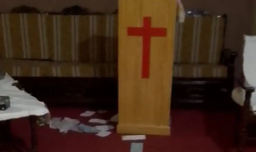 Pastor impede ataque a igreja no Paquistão após flagrar dois homens tentando atear fogo durante a madrugada. Foto: Pakistan Christian Post