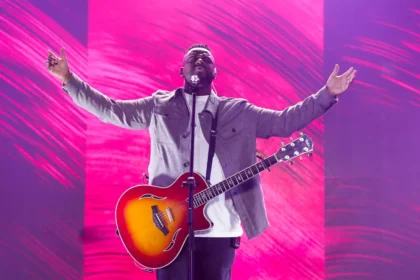 Samuel Messias apresentou recentemente sua nova canção, “Jeová Jireh”, uma emocionante releitura de uma composição própria. Foto: Divulgação.