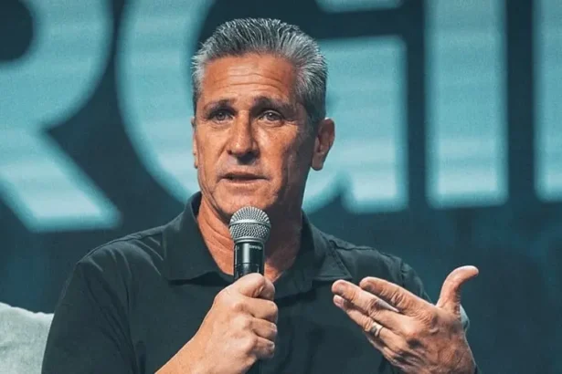 Ex-jogador da Seleção, Jorginho testemunha sua fé e afirma que ser filho de Deus é o maior título que já recebeu em sua vida. Foto: Instagram/Atitude Sports