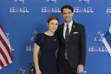 Casal cristão é morto em ataque antissemita nos EUA após sair de evento em museu judaico; vítimas eram funcionários da embaixada de Israel. Foto: X/Embaixada de Israel nos EUA