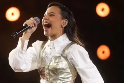Dando continuidade ao projeto “Cura”, a cantora Maria Marçal lançou a emocionante versão ao vivo do single “Ele Não Desiste”. Foto: Divulgação.