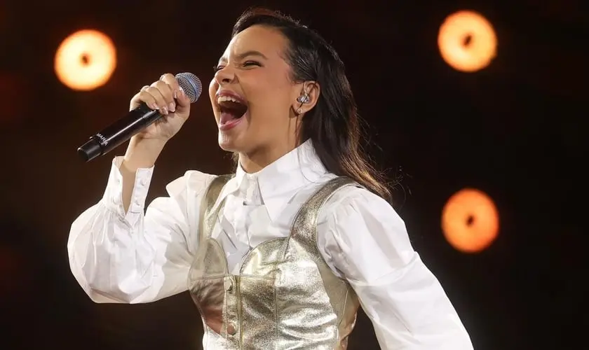 Dando continuidade ao projeto “Cura”, a cantora Maria Marçal lançou a emocionante versão ao vivo do single “Ele Não Desiste”. Foto: Divulgação.