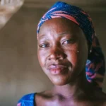 Cristã relata como foi milagrosamente liberta após ser capturada pelo grupo extremista Boko Haram, que atacou sua aldeia na Nigéria. Foto: Reprodução/Global Christian Relief