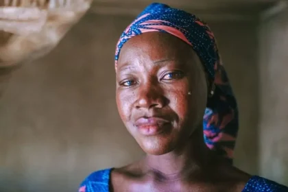 Cristã relata como foi milagrosamente liberta após ser capturada pelo grupo extremista Boko Haram, que atacou sua aldeia na Nigéria. Foto: Reprodução/Global Christian Relief