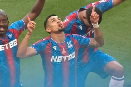 Jogadores do Crystal Palace celebram vitória inédita na FA Cup destacando a fé em Deus antes e depois da partida. Foto: Captura de tela/YouTube/ESPN FC