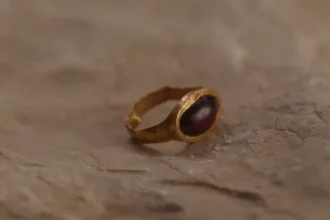 Arqueólogos descobrem anel de ouro de 2.300 anos na Cidade de Davi, revelando riqueza e costumes da Jerusalém helenística. Foto: Captura de imagem/YouTube/All Israel News