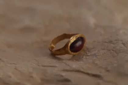 Arqueólogos descobrem anel de ouro de 2.300 anos na Cidade de Davi, revelando riqueza e costumes da Jerusalém helenística. Foto: Captura de imagem/YouTube/All Israel News