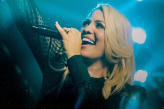 A cantora Andréa Fontes apresenta ao público seu mais novo single, "Céu, Minha Recompensa", lançado pela Flame Music. Foto: Divulgação.