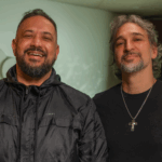 O cantor PG lança a canção “Oração” com Fernandinho, um encontro marcante da música cristã com mensagem forte sobre a importância da oração. Foto: Divulgação.