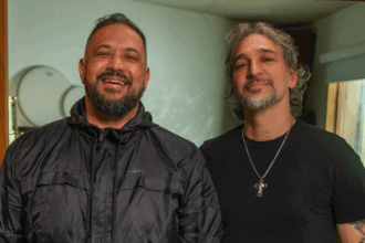 O cantor PG lança a canção “Oração” com Fernandinho, um encontro marcante da música cristã com mensagem forte sobre a importância da oração. Foto: Divulgação.