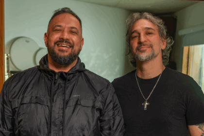 O cantor PG lança a canção “Oração” com Fernandinho, um encontro marcante da música cristã com mensagem forte sobre a importância da oração. Foto: Divulgação.