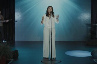 A cantora Tarlem apresenta seu mais novo single, “Vem Me Guiar”, uma canção que expressa um clamor pela presença e direção do Espírito Santo. Foto: Divulgação.