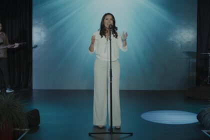 A cantora Tarlem apresenta seu mais novo single, “Vem Me Guiar”, uma canção que expressa um clamor pela presença e direção do Espírito Santo. Foto: Divulgação.