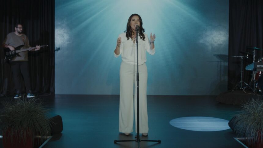 A cantora Tarlem apresenta seu mais novo single, “Vem Me Guiar”, uma canção que expressa um clamor pela presença e direção do Espírito Santo. Foto: Divulgação.