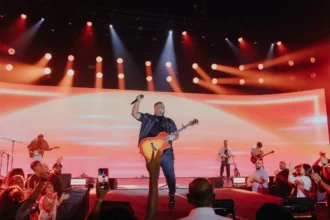 Samuel Messias lança o álbum ao vivo "Ainda Tem Promessa", com canções impactantes e mensagem profética de fé, renovo e fidelidade de Deus. Foto: Divulgação.