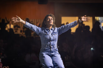 Com mais de 20 anos de carreira solo e 12 álbuns, a cantora Nivea Soares apresenta uma nova versão de um de seus grandes sucessos. Foto: Divulgação.
