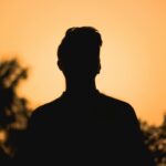 Cristão enfrenta agressões e boicote após defender sua fé em meio à perseguição em Bangladesh; sua família precisa de proteção e apoio. Foto: Ilustrativa/Pexels.
