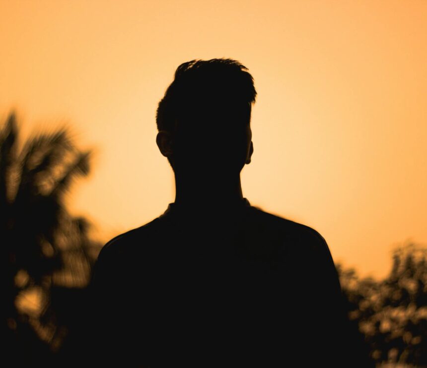 Cristão enfrenta agressões e boicote após defender sua fé em meio à perseguição em Bangladesh; sua família precisa de proteção e apoio. Foto: Ilustrativa/Pexels.