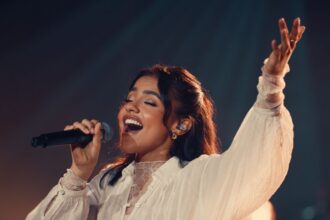 Julia Vitória lança medley “João Viu / Além do Rio Azul” em seu aniversário de 23 anos, com gravação ao vivo no teatro Ópera de Arame. Foto: Divulgação.