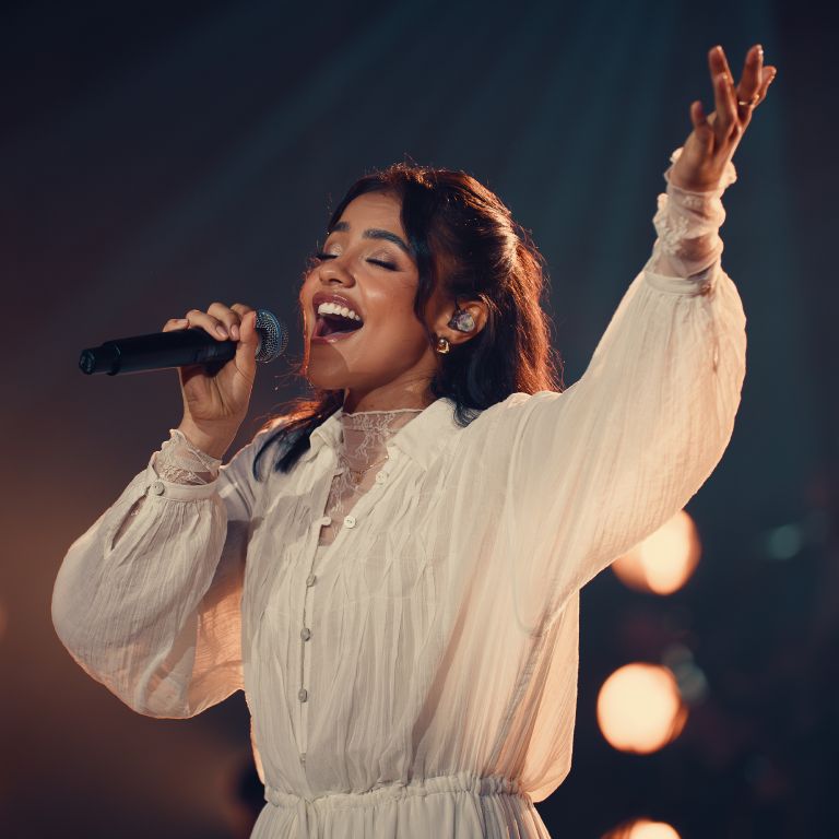 Julia Vitória resgata clássico da música cristã na estreia de DVD