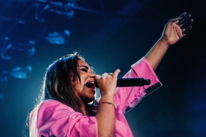 Sarah Beatriz apresenta versão de ''O Poder do Teu Amor'', que fala sobre entrega, transformação e a força que encontramos em Deus. Foto: Divulgação.