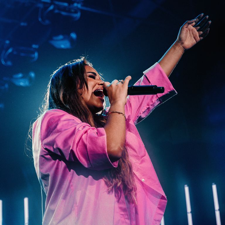 Sarah Beatriz emociona ao regravar sucesso da música cristã