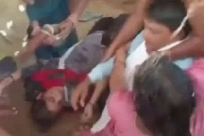 No último domingo (1º), cristãos foram brutalmente agredidos durante um culto na vila de Chakarbhatha, na Índia. Segundo informações da missão brasileira One Passion Mission, criminosos invadiram a igreja enquanto os fiéis adoravam a Jesus e começaram a atacá-los violentamente. A cena registrada em vídeo mostra cristãos desmaiados no chão, sendo socorridos por outros irmãos da fé. O clima era de caos e desespero, enquanto policiais apenas observavam o ocorrido sem intervir. O pastor local enviou as imagens pedindo intercessão urgente. Clamor por oração Eles não pedem fuga, mas apoio espiritual A One Passion Mission compartilhou o vídeo nas redes sociais e fez um apelo à Igreja em todo o mundo: “Eles não pedem conforto. Não pedem fuga. Pedem oração. Eles precisam das nossas orações. Precisam do nosso apoio. Não podemos fechar os olhos. Ore pela Igreja Perseguida na Índia”. A perseguição religiosa no país tem se intensificado nos últimos anos. Em abril, cristãos foram atacados em Gujarat por hindus radicais durante uma celebração de Páscoa. Os agressores usaram paus e facas, alegando que os cristãos não tinham direito de cultuar. Índice de perseguição cresce Índia ocupa 11º lugar entre os países mais perigosos para cristãos De acordo com a Lista Mundial da Perseguição 2025, divulgada pela Missão Portas Abertas, a Índia ocupa o 11º lugar entre os países onde é mais difícil ser cristão. “A perseguição contra os cristãos na Índia está crescendo de forma alarmante. Nossos irmãos estão sendo atacados apenas por se reunirem para adorar”, declarou a missão. A One Passion Mission atua há 10 anos levando o Evangelho aos países mais fechados ao cristianismo. Já são 38 igrejas plantadas, 8 escolas e 2 orfanatos em 13 nações onde os cristãos vivem sob constante ameaça. Ore pela Igreja na Índia. Que a fé dos nossos irmãos permaneça firme diante da perseguição. Foto: Reprodução/Instagram/One Passion Mission